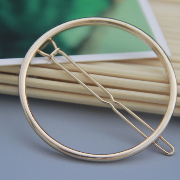 CLEARANCE!!!! Large Circle Hair Clip (Silver) - Picture 6 of 6